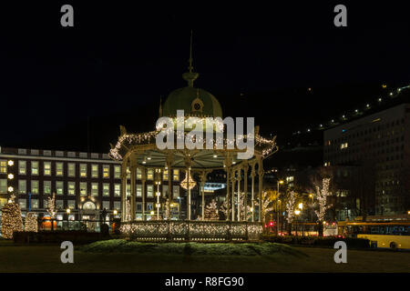 Musikkpaviljongen zu Weihnachten, den Pavillon in Byparken von Lille Lungegaardsvannet See in der Innenstadt von Bergen, Norwegen. Telegrafen, die alte Telekommu Stockfoto