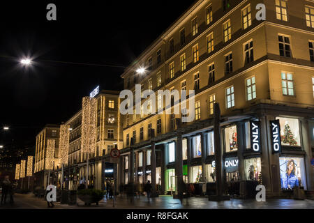 Weihnachten beleuchteten Gebäuden an Torgallmenningen City Square in der Innenstadt von Bergen, Norwegen. Stockfoto