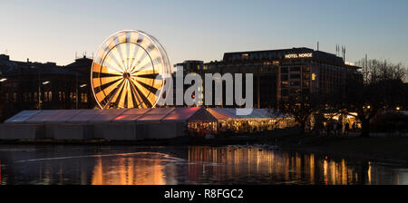 Weihnachtsmarkt von Lille Lungegaardsvannet See in der Innenstadt von Bergen, Norwegen. Riesenrad drehen. Stockfoto