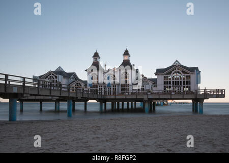 Seebrücke Sellin auf der Ostsee. Ein blauer Himmel und die Stille des Sees gesehen werden kann. Der Pier ist erkennbar in der Farbe weiß. Stockfoto