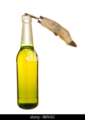 Versiegelte Flasche Bier aus grünem Glas ohne ein Etikett mit einem Öffner auf einem weißen Hintergrund. Stockfoto