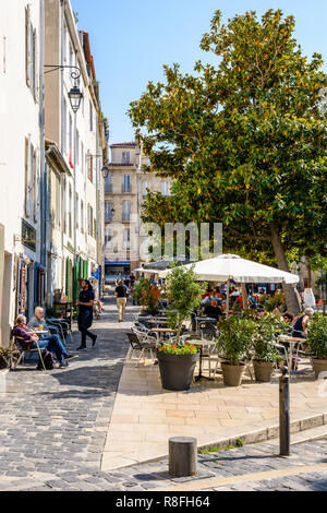 Der Place des Pistoles mit seinen Straßencafés unter den Bäumen im historischen Viertel Le Panier ist einer der schönsten Plätze in Marseille. Stockfoto