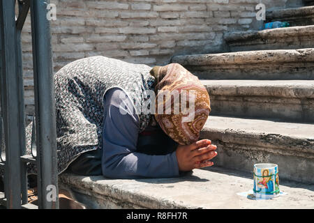 Bettler in Rom - weiblich Straße Bettler im Gebet dar Stockfoto
