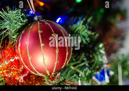 Dekorative Weihnachten/Neujahr Komposition mit Schnee. Weihnachten, Winter, neues Jahr. Stockfoto