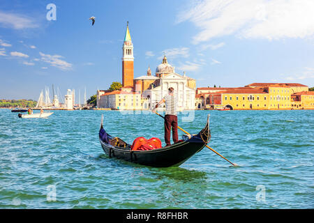 San Giorgio Maggiore Venedig und ein traditionelles gondolie Stockfoto