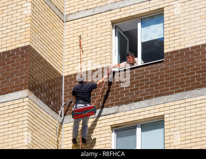 Voronezh, Russland - 23. Juni 2018: die Installateure arbeiten an der Wand eines Wohnhauses Stockfoto