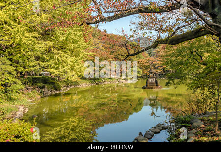 Kranbrunnen im Shinkei-Teich, Hibiya-Park (Hibiyakoen), Chiyoda-ku im Herbst, Tokio, Japan Stockfoto