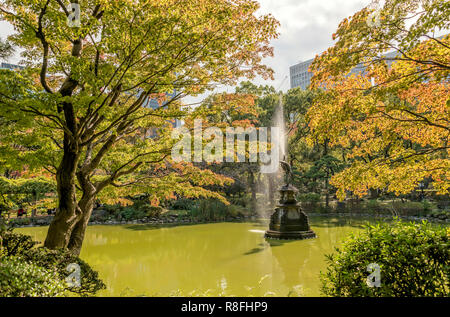 Kranbrunnen im Shinkei-Teich, Hibiya-Park (Hibiyakoen), Chiyoda-ku im Herbst, Tokio, Japan Stockfoto