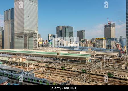 Blick über den Shinkansen-Knotenpunkt am Hauptbahnhof Tokio und die Skyline von Marunouchi, Tokio, Japan Stockfoto