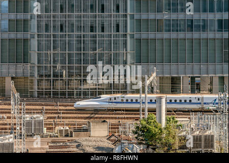 Tokaido-Shinkansen-Zug, der durch den Bahnhof Tokio, Japan, führt Stockfoto