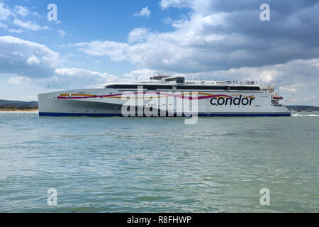 Das Schiff Condor Liberation, das Studland Beach auf der Isle of Purbeck in Dorset, England, Großbritannien, passiert Stockfoto