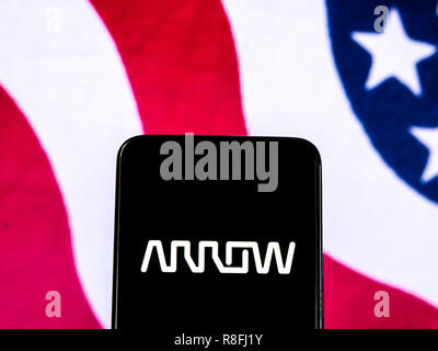 Arrow Electronics Company Logo auf dem Smartphone angezeigt. Stockfoto
