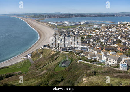 Blick über die Isle of Portland und Chesil Beach in Richtung Weymouth in Dorset, England, Großbritannien Stockfoto