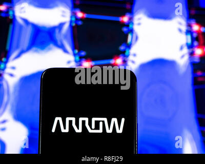 Arrow Electronics Company Logo auf dem Smartphone angezeigt. Stockfoto