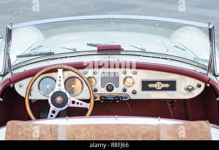 Ancona, Italien - September 23th, 2018: Lenkrad und Armaturenbrett des MG MGA 1960 - 61 Oldtimer an einem Oldtimer Ausstellung in Ancona, Italien. Stockfoto