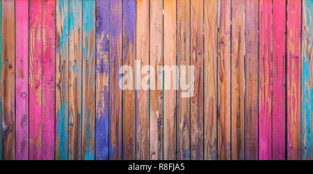 Nahaufnahme von bunt bemalten Stücke Holz Stockfoto