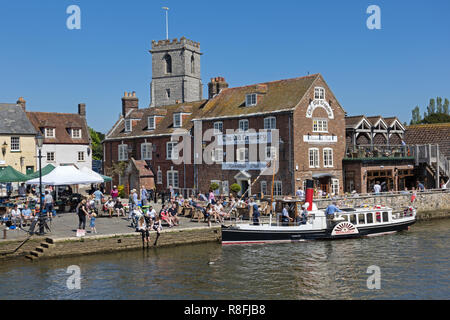 Menschen am Fluss Frome in Wareham, Dorset, England, Großbritannien Stockfoto