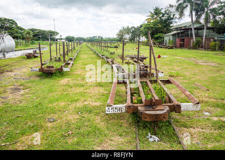 Lautoka, Fidschi - Jan 4 2015: Verlassene Fracht cargo Schmalspurbahn Bahnhof für den Transport von Zuckerrohr. Bei Lautoka Sugar Mill, der größten Zucker mil Stockfoto