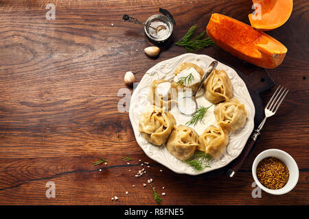 Asiatische gedünstete Teigtaschen Manti mit Kürbis und Knoblauch. Stockfoto
