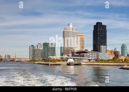 Hunter's Point South Ferry Terminal. Hunter's Point South Ferry Terminal in Long Island City, New York City ist vom East River gesehen. Stockfoto