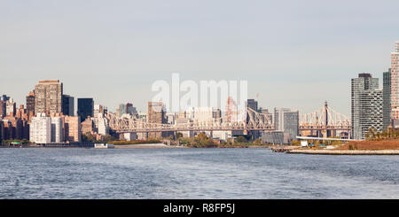 Roosevelt Island auf den East River, New York ist abgebildet. Die Queensboro Brücke über der Insel gesehen werden kann Anschluss von Queens und Manhattan. Stockfoto