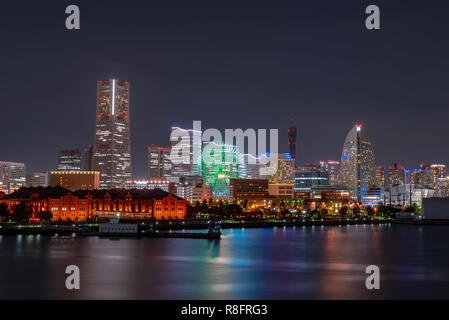 Städtischen Skyline von Minato Mirai 21 Bereich der Yokohama City bei Nacht in Kanagawa, Japan. Yokohama ist die zweitgrößte Stadt in Japan durch die Bevölkerung Stockfoto