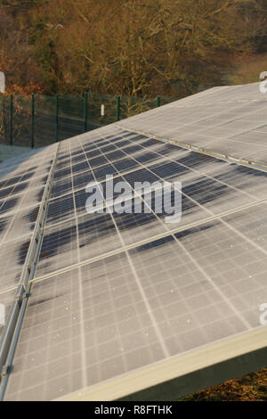 Frost bedeckt Solarpanel in Worcestershire, England, UK. Stockfoto