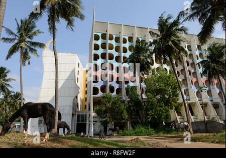TOGO, Lomé, die seit 2005 verlassenen Hotel de la Paix an der Boulevard du Mono, 1970 "Íes gebaut und von Pullman Gruppe verwaltet werden, vor der Beweidung Strand Pferde/verlassenenes Hotel des Friedens, davor grasende Strandpferde Stockfoto