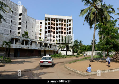 TOGO, Lomé, verlassenen Hotel de la Paix an der Boulevard du Mono, gebaut in 1970" Íes, Auto Fahrschule/verlassenenes Hotel des Friedens Stockfoto