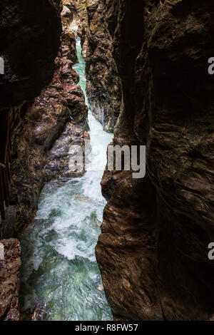 Sommer-Liechtensteinklamm-Schlucht mit Bach und Wasserfälle in Österreich. Stockfoto