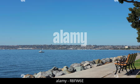 Ruhigen Blick mit wenigen Bänke, in Richtung North San Diego Bay durch Sunroad Resort Marina, für Freizeitaktivitäten bekannt, San Diego, Kalifornien, USA Stockfoto