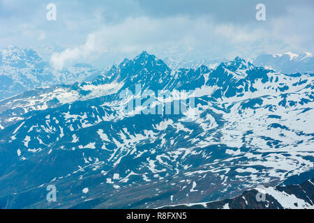 Juni Blick von der Karlesjoch Alpen Berg (3108 m, in der Nähe der Kaunertal Gletscher auf Austria-Italy Grenze) über den Abgrund und Wolken. Stockfoto