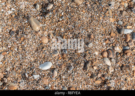 Mischung aus großen und kleinen Steinchen am Strand Stockfoto