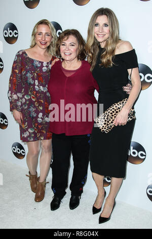 PASADENA, Los Angeles, CA, USA - Januar 08: Lecy Goranson, Roseanne Barr, Sarah Chalke am Disney ABC-Gruppe bewirtet der TCA Winter Press Tour 2018 im Langham Huntington Hotel statt am 8. Januar 2018 in Pasadena, Los Angeles, Kalifornien, Vereinigte Staaten. (Foto von Xavier Collin/Image Press Agency) Stockfoto