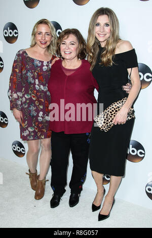 PASADENA, Los Angeles, CA, USA - Januar 08: Lecy Goranson, Roseanne Barr, Sarah Chalke am Disney ABC-Gruppe bewirtet der TCA Winter Press Tour 2018 im Langham Huntington Hotel statt am 8. Januar 2018 in Pasadena, Los Angeles, Kalifornien, Vereinigte Staaten. (Foto von Xavier Collin/Image Press Agency) Stockfoto