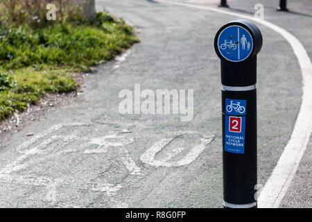 Radweg mit dem Zeichen für die National cycle Network Stockfoto