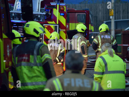 Emergency Services reagieren zu einem Haus Brand in einer Wohnstraße in East London mit einer Anzahl von Feuerwehrfahrzeugen einschließlich einer Antenne Plattform Stockfoto