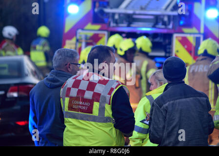 Emergency Services reagieren zu einem Haus Brand in einer Wohnstraße in East London mit einer Anzahl von Feuerwehrfahrzeugen einschließlich einer Antenne Plattform Stockfoto