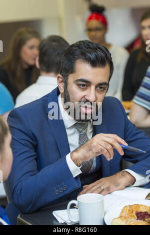 Kabinettsminister für Justiz Humza Yousaf, Kabinettsminister für Gemeinschaften Aileen Campbell und der Herr Anwalt starten Konsultation der Schottischen Regierung an Verbrechen aus Hass, am Ediburgh Jugend Cafe. Mit: Humza Yousaf Wo: Edinburgh, Großbritannien Wann: 14 Aug 2018 Quelle: Euan Kirsche / WANN Stockfoto