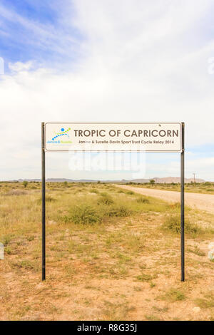 Wendekreis des Steinbocks, Namibia - April 24, 2015: das Bestehen der Wendekreis des Steinbocks Schild an der Straße nach Solitaire, Namib Wüste und Landschaft der Highlands in Nami Stockfoto