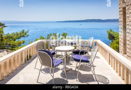 Terrasse mit schöner Aussicht auf das Mittelmeer Stockfoto