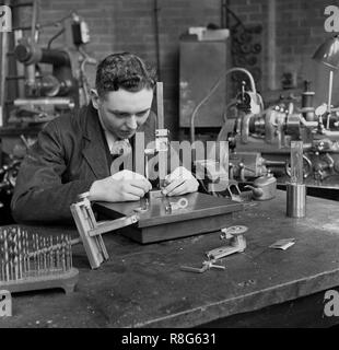 1948, historisch, Leeds University, ein männlicher Ingenieurstudent in einer Werkstatt, der Messgeräte zur Herstellung von Werkzeugmaschinen verwendet, England, Großbritannien. Stockfoto