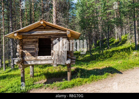 Kleinen, traditionellen Haus auf Holz- Beiträge, in denen die Sami in Lappland ihre Nahrung im Winter Protokoll speichern. Stockfoto