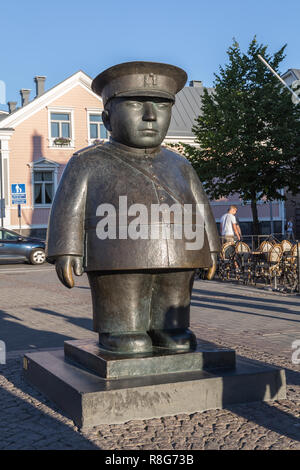 OULU, Finnland - 21. Juli 2016: Die Statue der Polizist Bobby am Eingang der Marktplatz im Zentrum von Oulu in Finnland Stockfoto