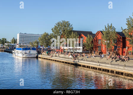 OULU, Finnland - 21. JULI 2016: Menschen am Hafen im Zentrum von Oulu in Finnland und genießt eine außergewöhnliche sonnigen und heißen Abend. Stockfoto