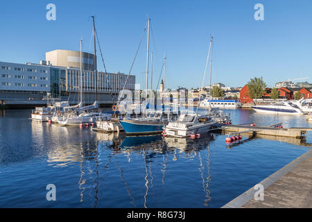 OULU, Finnland - 21. JULI 2016: Hafen im Zentrum von Oulu Finnland während eines sonnigen Sommerabend. Stockfoto