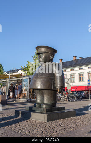 OULU, Finnland - 21. Juli 2016: Die Statue der Polizist Bobby am Eingang der Marktplatz im Zentrum von Oulu in Finnland Stockfoto