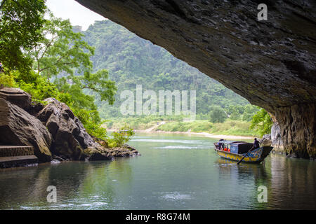 Phong Nha Ke Bang, Cave, eine Super, eine wunderschöne Höhle bei Bo Trach, Quang Binh, Vietnam, ist Welterbe von Vietnam, Reisender besuchen Sie mit dem Boot auf ... Stockfoto