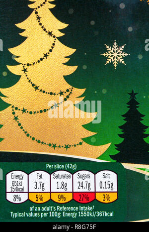 Ernährungswissenschaftliche Informationen über Box von Herr Kipling 6 Weihnachten Schichten überaus guten Kuchen - Traffic Light System Kennzeichnung farbkodierte Label Stockfoto