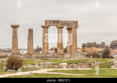 Tempel des Apollo im antiken Korinth, Griechenland Stockfoto